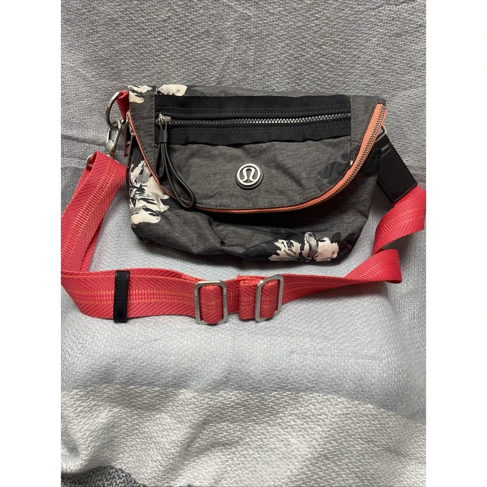 RARE Lululemon Festival Bag Gray With White And Black Flowers Pink Strap